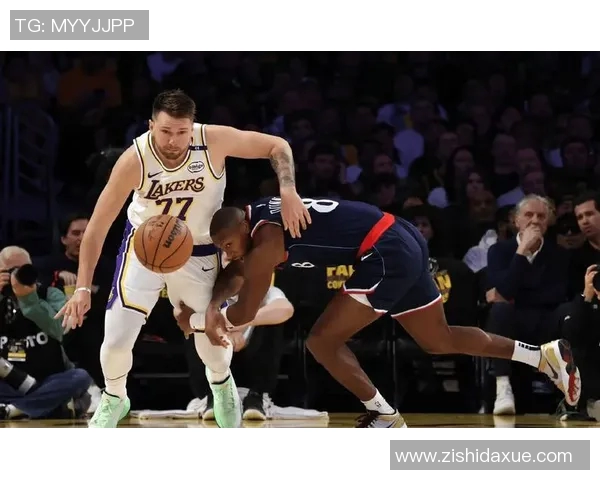 2018年10月7日快船与湖人激战成名球星对决引发球迷热议 2018年10月7日快船与湖人激战成名球星对决引发球迷热议